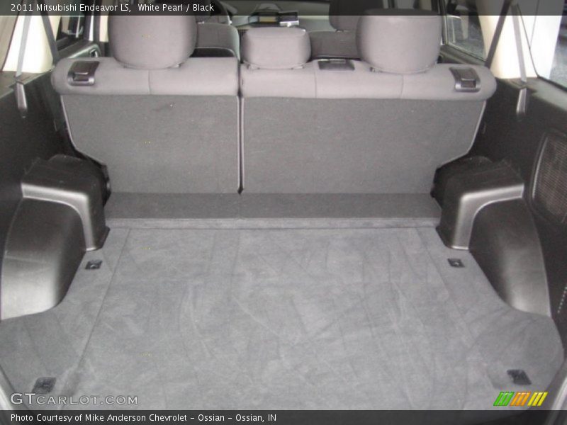 White Pearl / Black 2011 Mitsubishi Endeavor LS