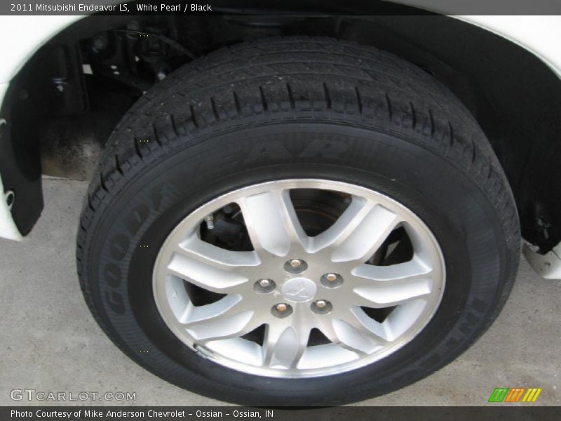 White Pearl / Black 2011 Mitsubishi Endeavor LS