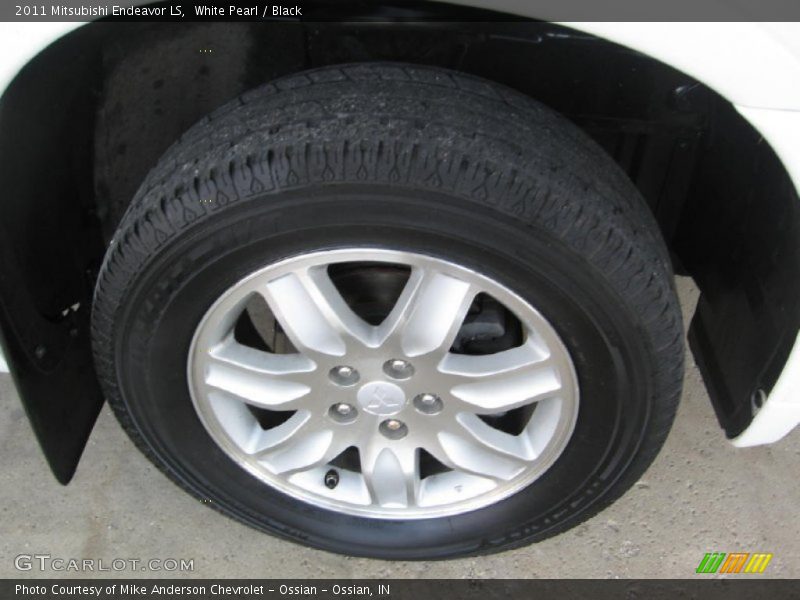 White Pearl / Black 2011 Mitsubishi Endeavor LS