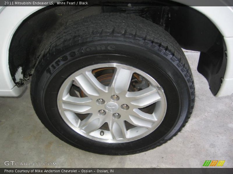 White Pearl / Black 2011 Mitsubishi Endeavor LS