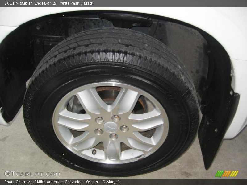 White Pearl / Black 2011 Mitsubishi Endeavor LS