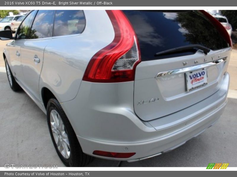 Bright Silver Metallic / Off-Black 2016 Volvo XC60 T5 Drive-E