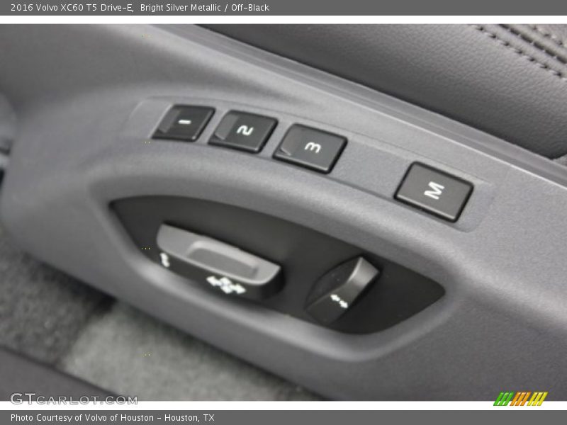 Bright Silver Metallic / Off-Black 2016 Volvo XC60 T5 Drive-E