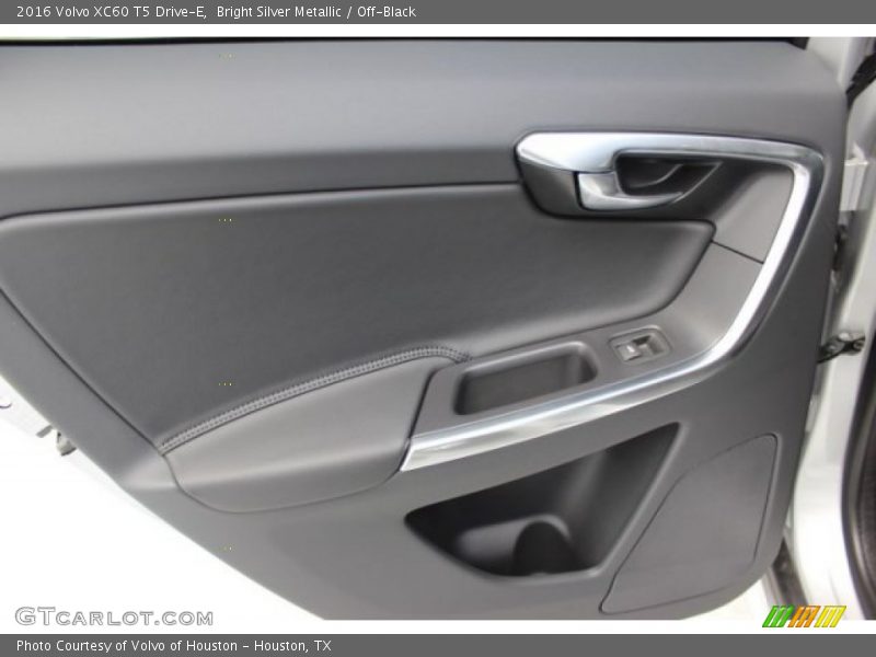 Bright Silver Metallic / Off-Black 2016 Volvo XC60 T5 Drive-E