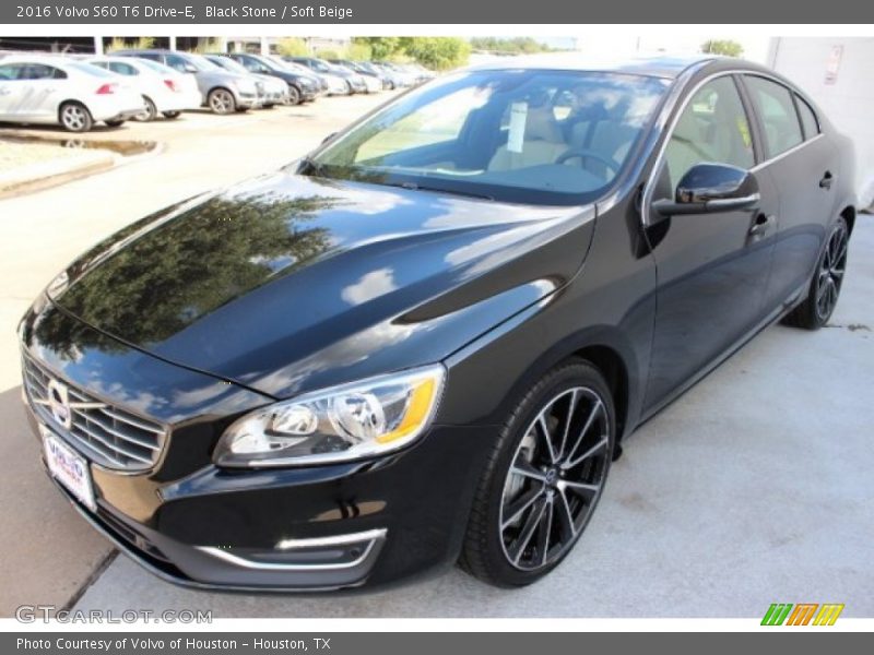 Front 3/4 View of 2016 S60 T6 Drive-E