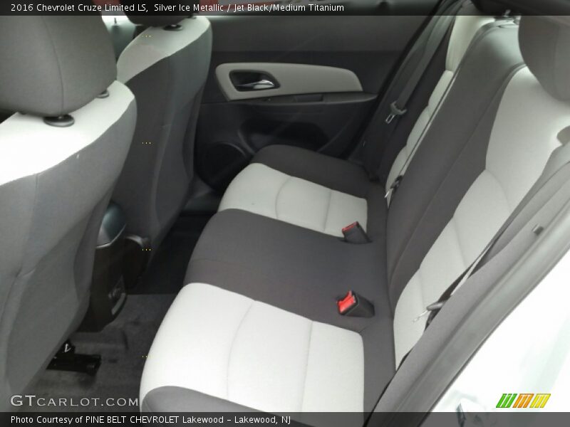 Silver Ice Metallic / Jet Black/Medium Titanium 2016 Chevrolet Cruze Limited LS