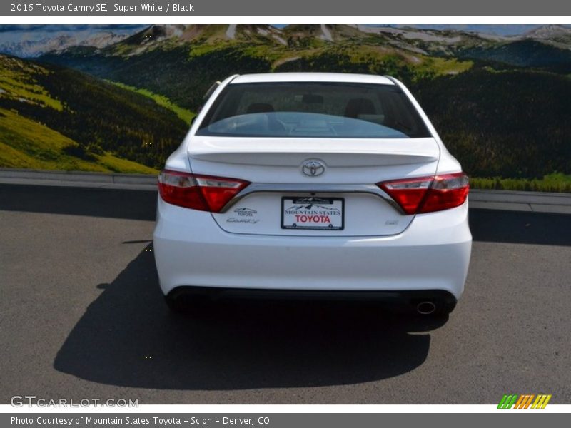 Super White / Black 2016 Toyota Camry SE