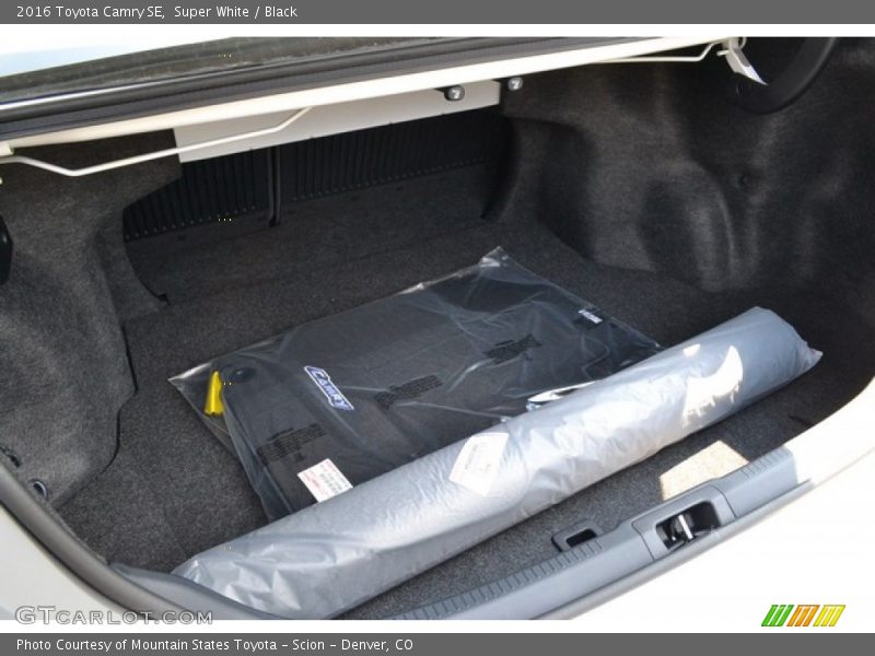 Super White / Black 2016 Toyota Camry SE