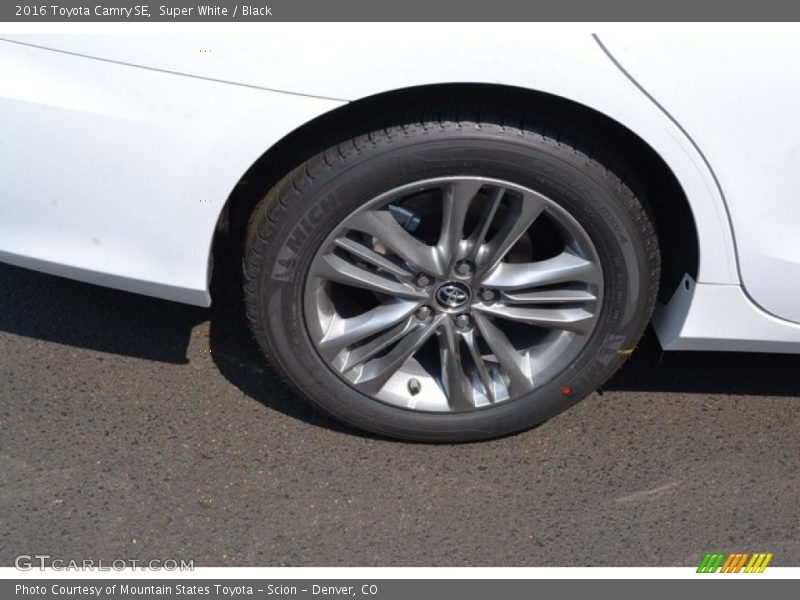 Super White / Black 2016 Toyota Camry SE