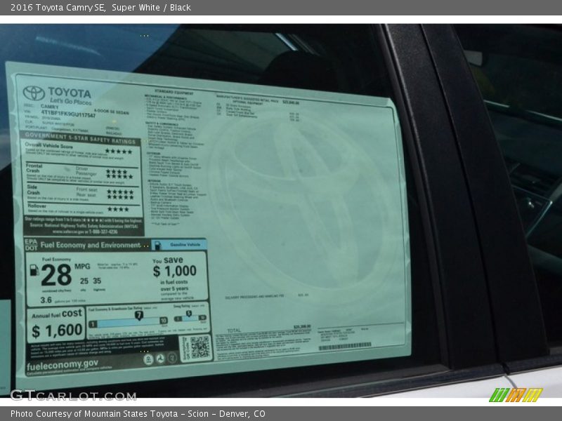 Super White / Black 2016 Toyota Camry SE