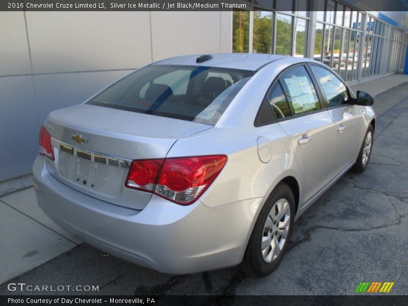 Silver Ice Metallic / Jet Black/Medium Titanium 2016 Chevrolet Cruze Limited LS