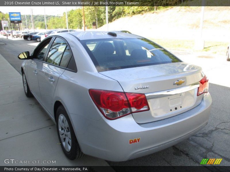 Silver Ice Metallic / Jet Black/Medium Titanium 2016 Chevrolet Cruze Limited LS