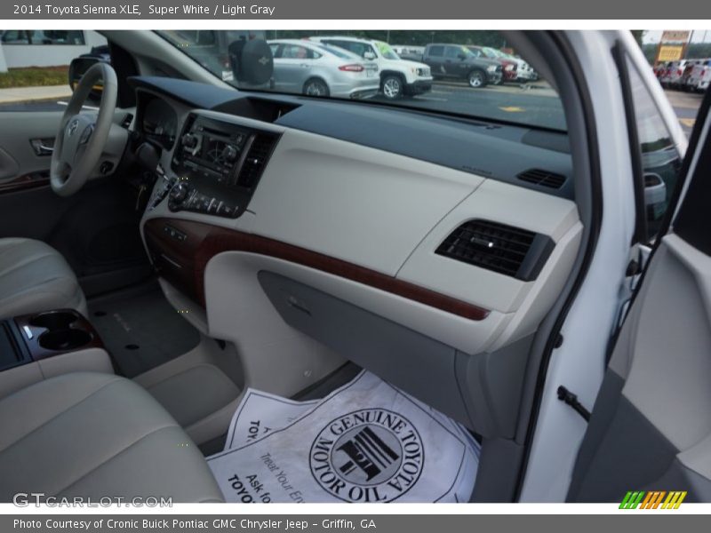Super White / Light Gray 2014 Toyota Sienna XLE