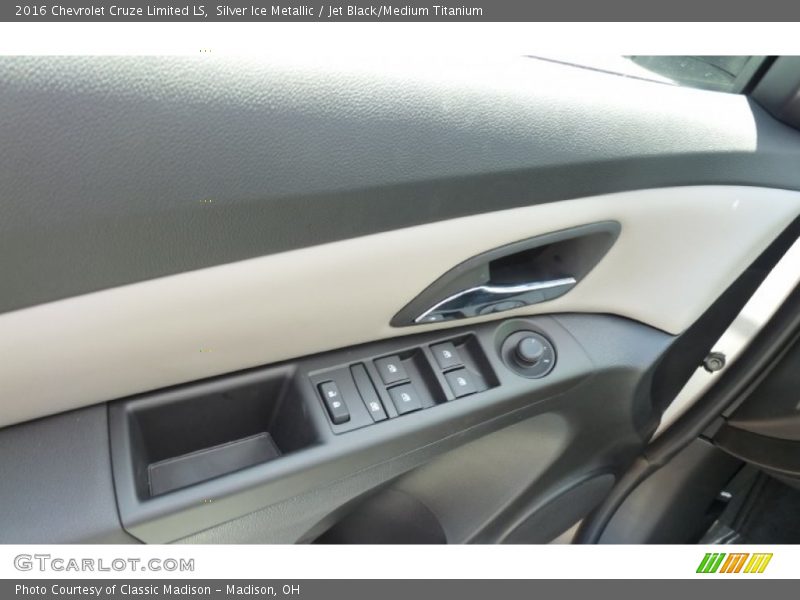 Silver Ice Metallic / Jet Black/Medium Titanium 2016 Chevrolet Cruze Limited LS