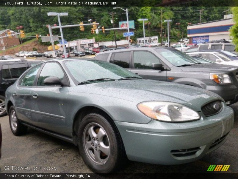 Front 3/4 View of 2005 Taurus SE