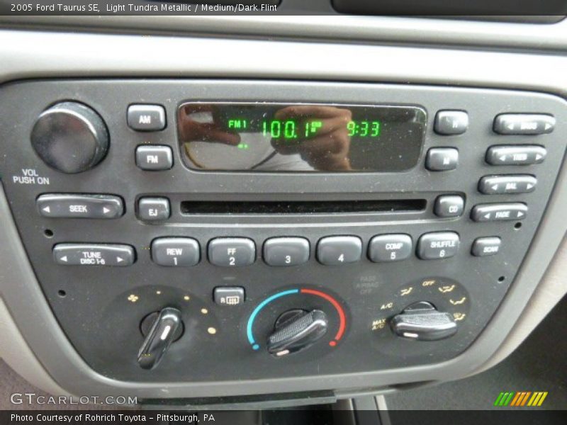 Light Tundra Metallic / Medium/Dark Flint 2005 Ford Taurus SE