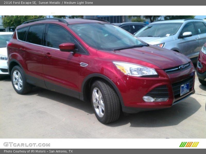 Front 3/4 View of 2016 Escape SE