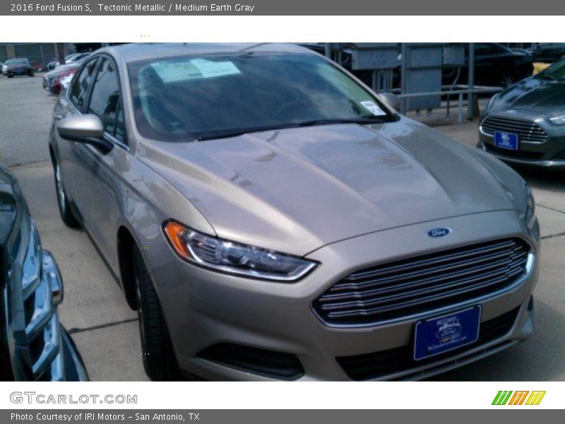 Tectonic Metallic / Medium Earth Gray 2016 Ford Fusion S