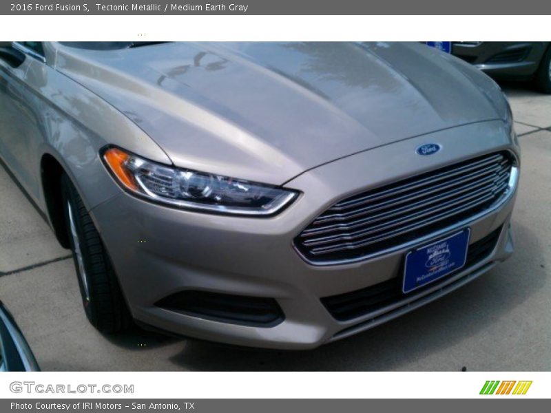 Tectonic Metallic / Medium Earth Gray 2016 Ford Fusion S
