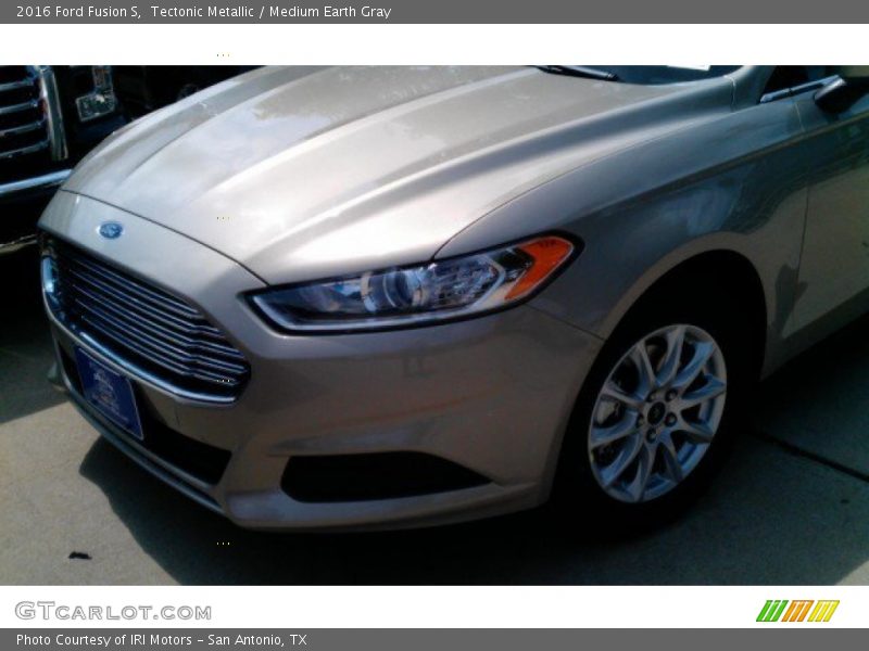 Tectonic Metallic / Medium Earth Gray 2016 Ford Fusion S