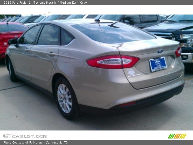 Tectonic Metallic / Medium Earth Gray 2016 Ford Fusion S