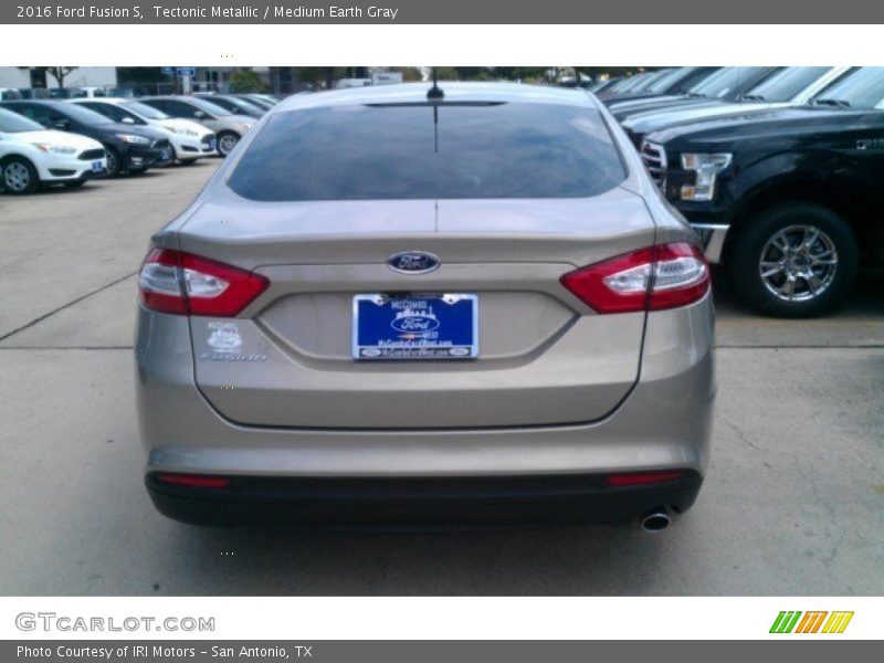 Tectonic Metallic / Medium Earth Gray 2016 Ford Fusion S