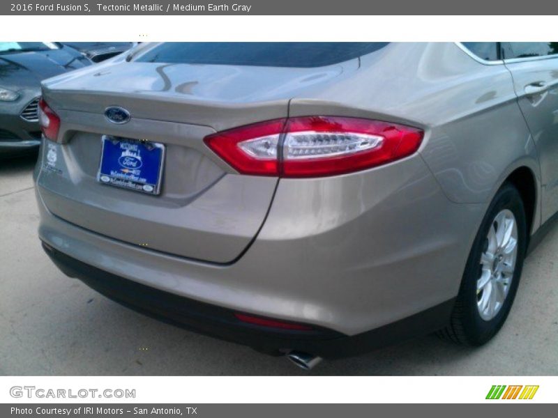 Tectonic Metallic / Medium Earth Gray 2016 Ford Fusion S