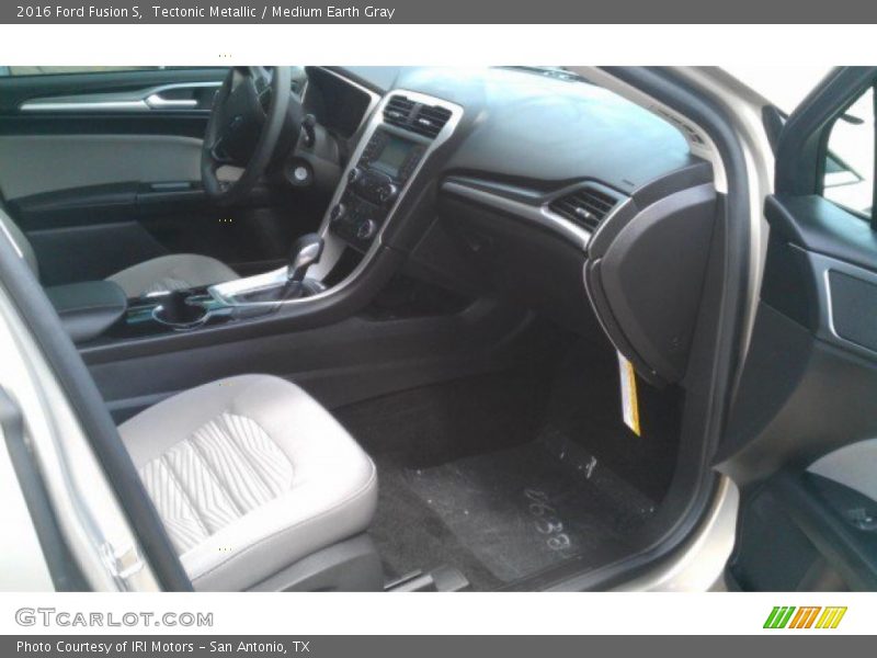 Tectonic Metallic / Medium Earth Gray 2016 Ford Fusion S