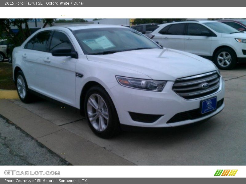 Oxford White / Dune 2015 Ford Taurus SE