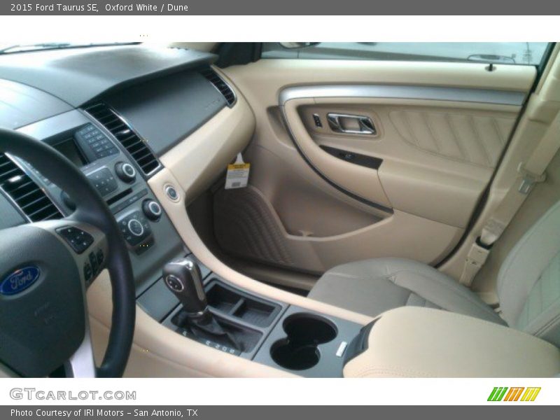 Oxford White / Dune 2015 Ford Taurus SE
