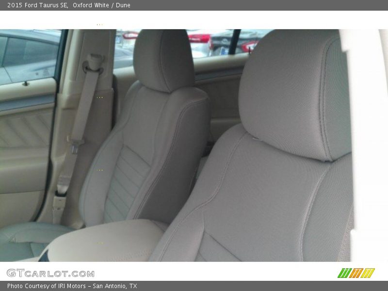 Oxford White / Dune 2015 Ford Taurus SE