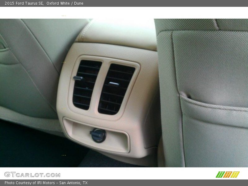 Oxford White / Dune 2015 Ford Taurus SE
