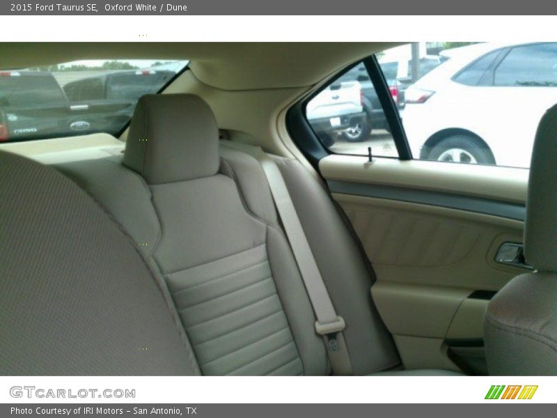 Oxford White / Dune 2015 Ford Taurus SE