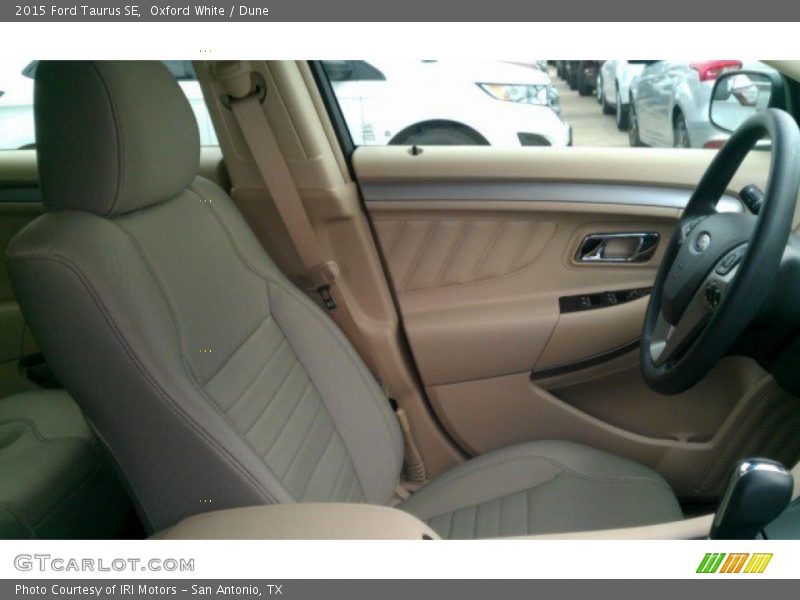 Oxford White / Dune 2015 Ford Taurus SE