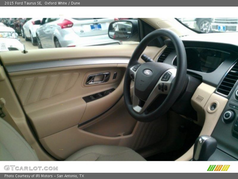 Oxford White / Dune 2015 Ford Taurus SE