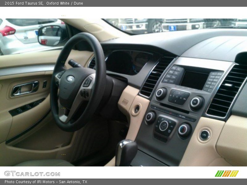 Oxford White / Dune 2015 Ford Taurus SE