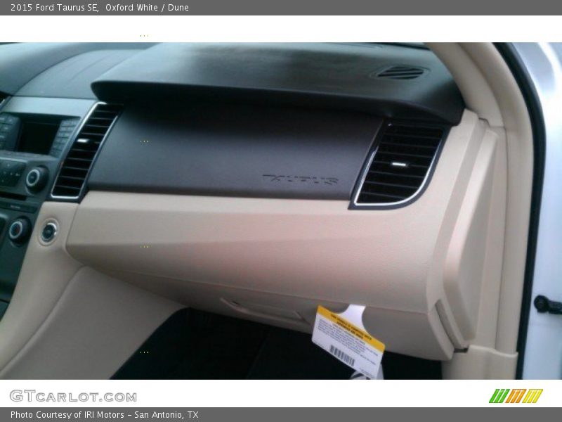 Oxford White / Dune 2015 Ford Taurus SE