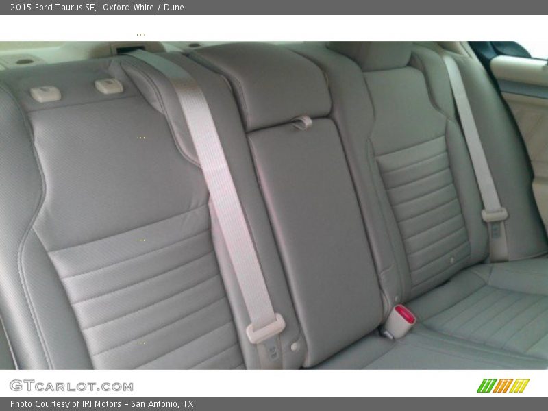 Oxford White / Dune 2015 Ford Taurus SE