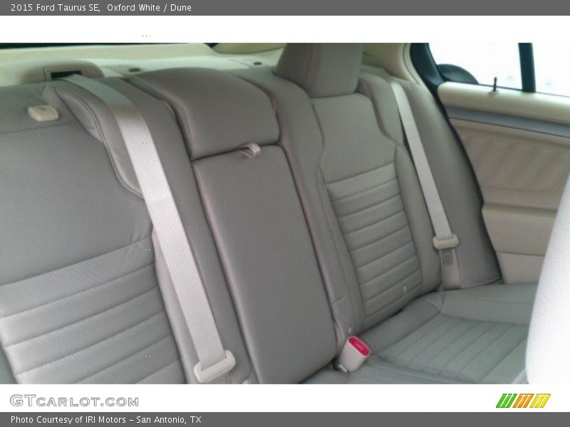 Oxford White / Dune 2015 Ford Taurus SE