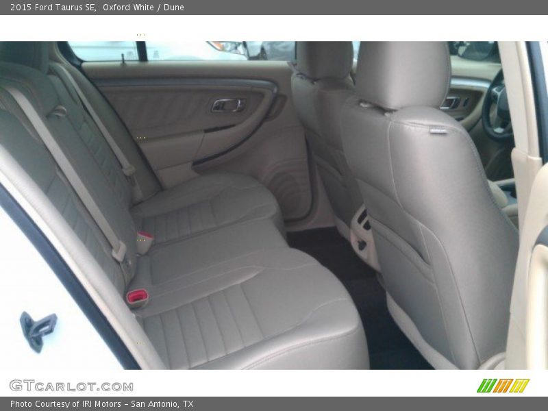 Oxford White / Dune 2015 Ford Taurus SE