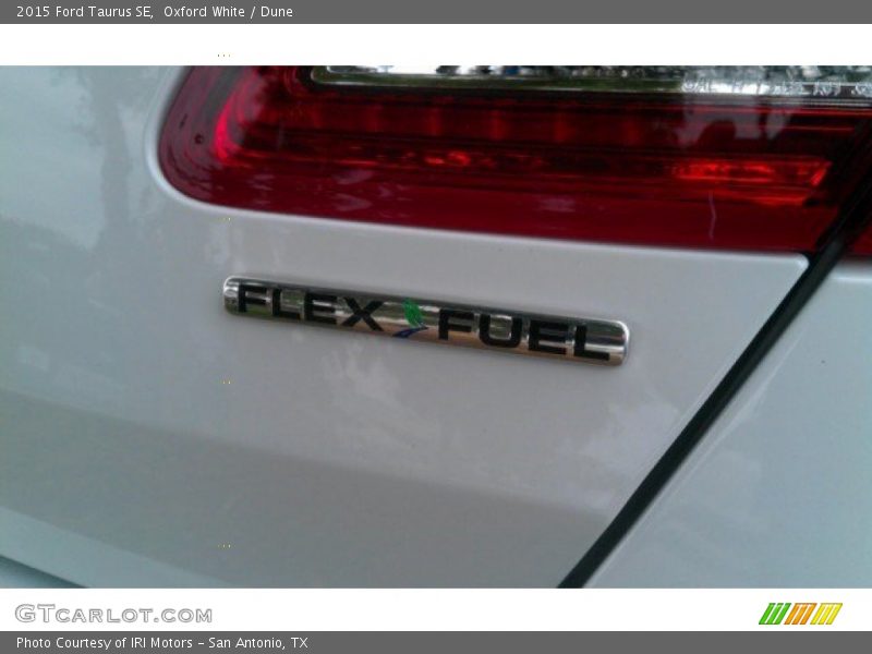 Oxford White / Dune 2015 Ford Taurus SE