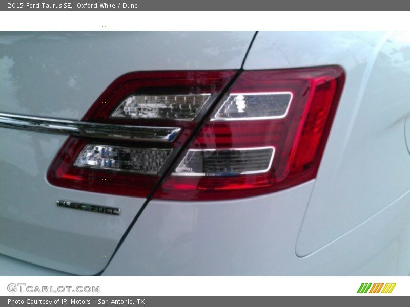 Oxford White / Dune 2015 Ford Taurus SE