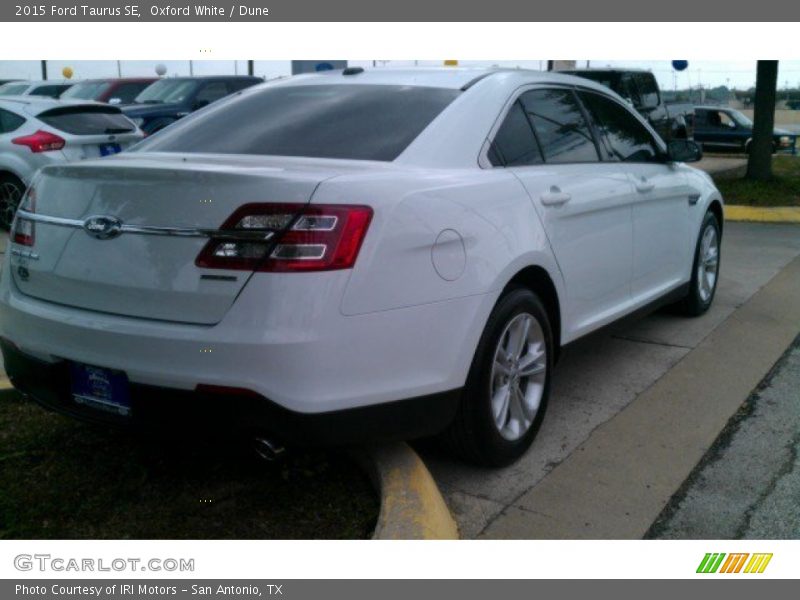 Oxford White / Dune 2015 Ford Taurus SE
