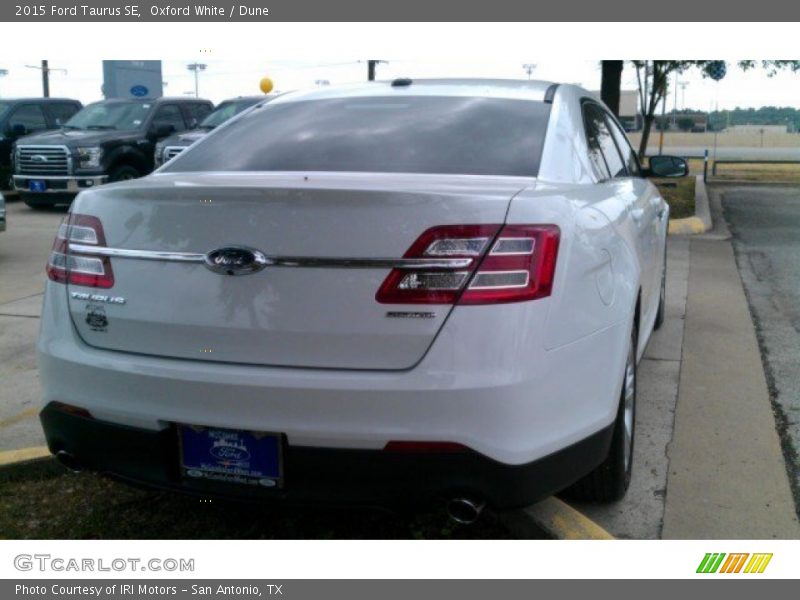 Oxford White / Dune 2015 Ford Taurus SE