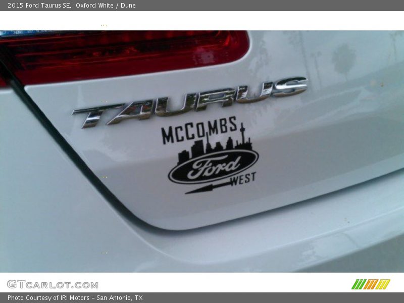 Oxford White / Dune 2015 Ford Taurus SE