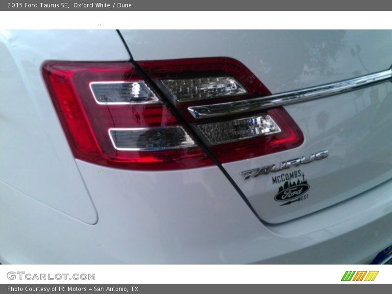 Oxford White / Dune 2015 Ford Taurus SE