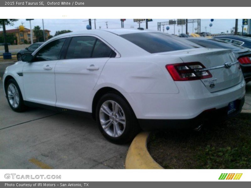 Oxford White / Dune 2015 Ford Taurus SE