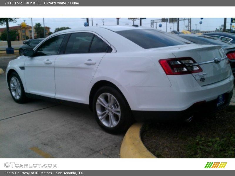 Oxford White / Dune 2015 Ford Taurus SE