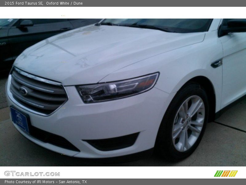 Oxford White / Dune 2015 Ford Taurus SE