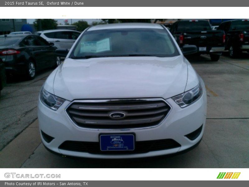 Oxford White / Dune 2015 Ford Taurus SE